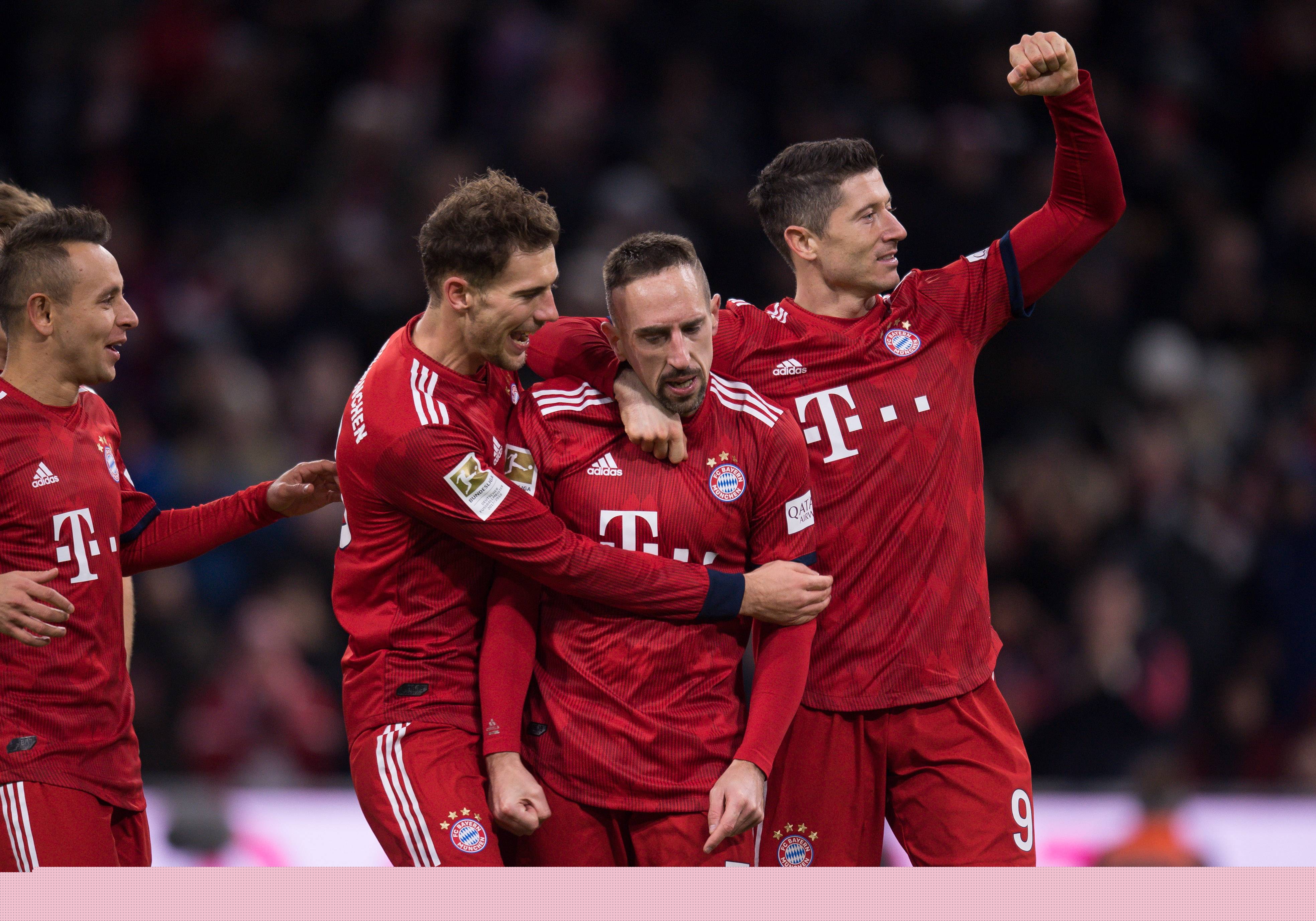 邵佳一独立带队时间不足一年半，此前曾担任国足助教